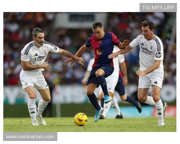 巴萨防线集体失魂问题近期持续暴露,防守稳定性下降已对联赛争冠形势产生影响 巴萨防线集体失魂问题近期持续暴露,防守稳定性下降已对联赛争冠形势产生影响